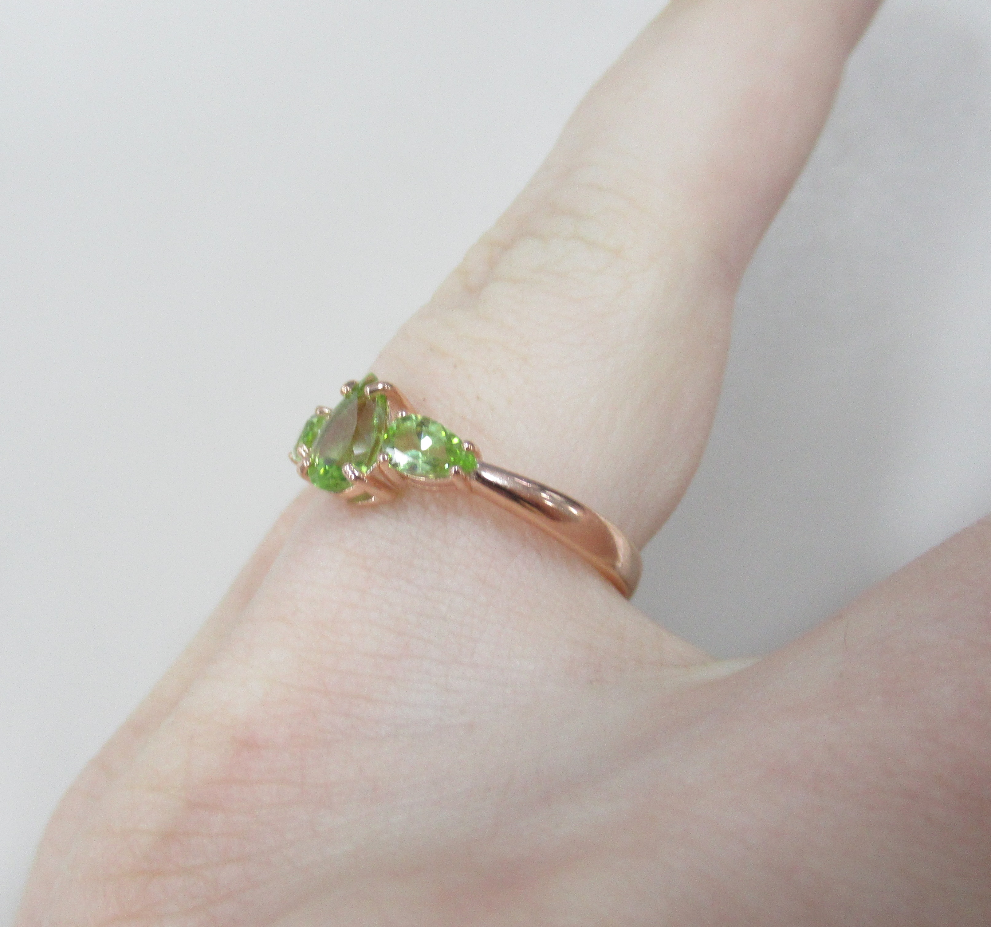 Серебряное кольцо с хризолитами